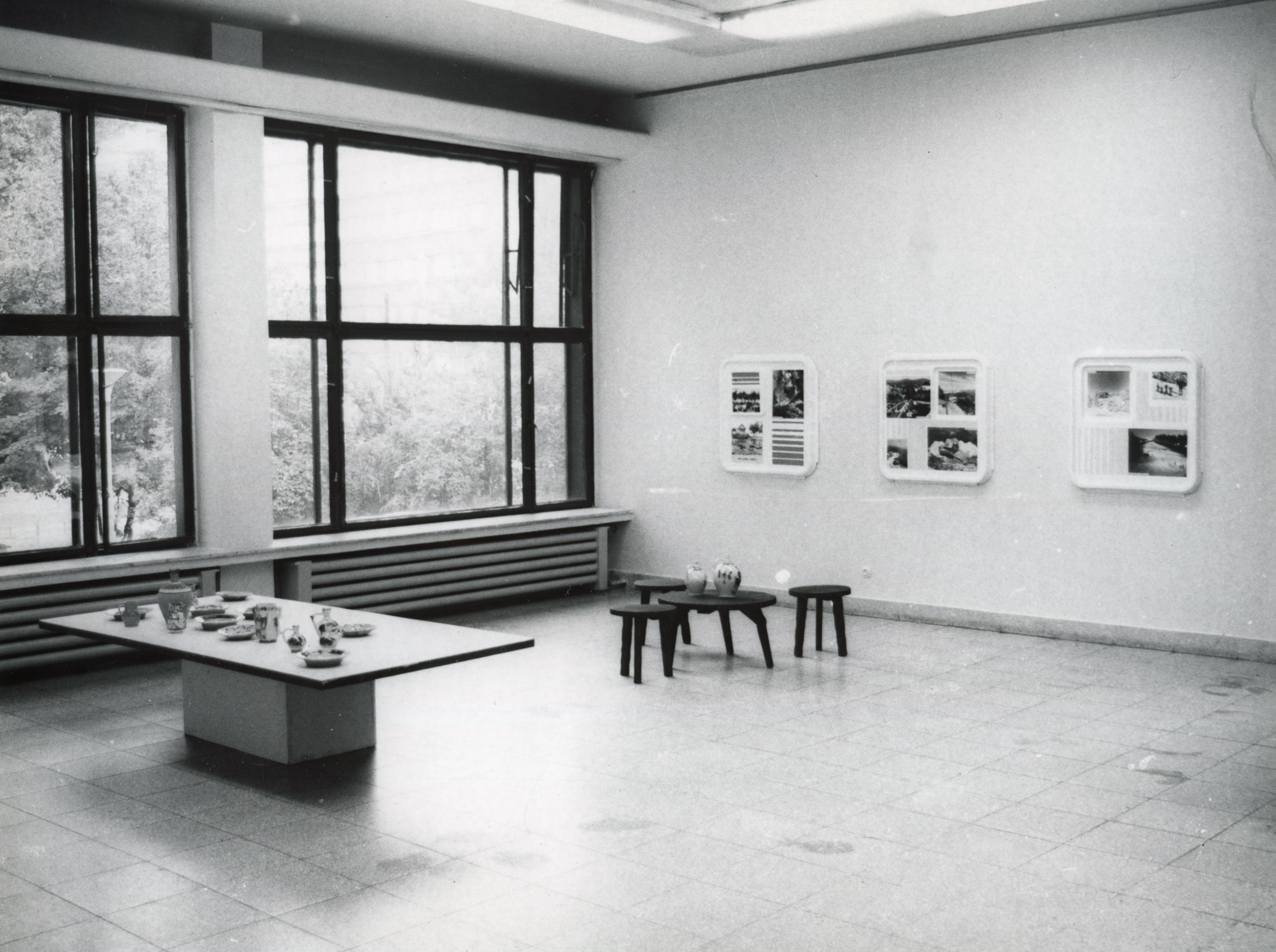 Rumunská tapiserie, dřevěná plastika, keramika