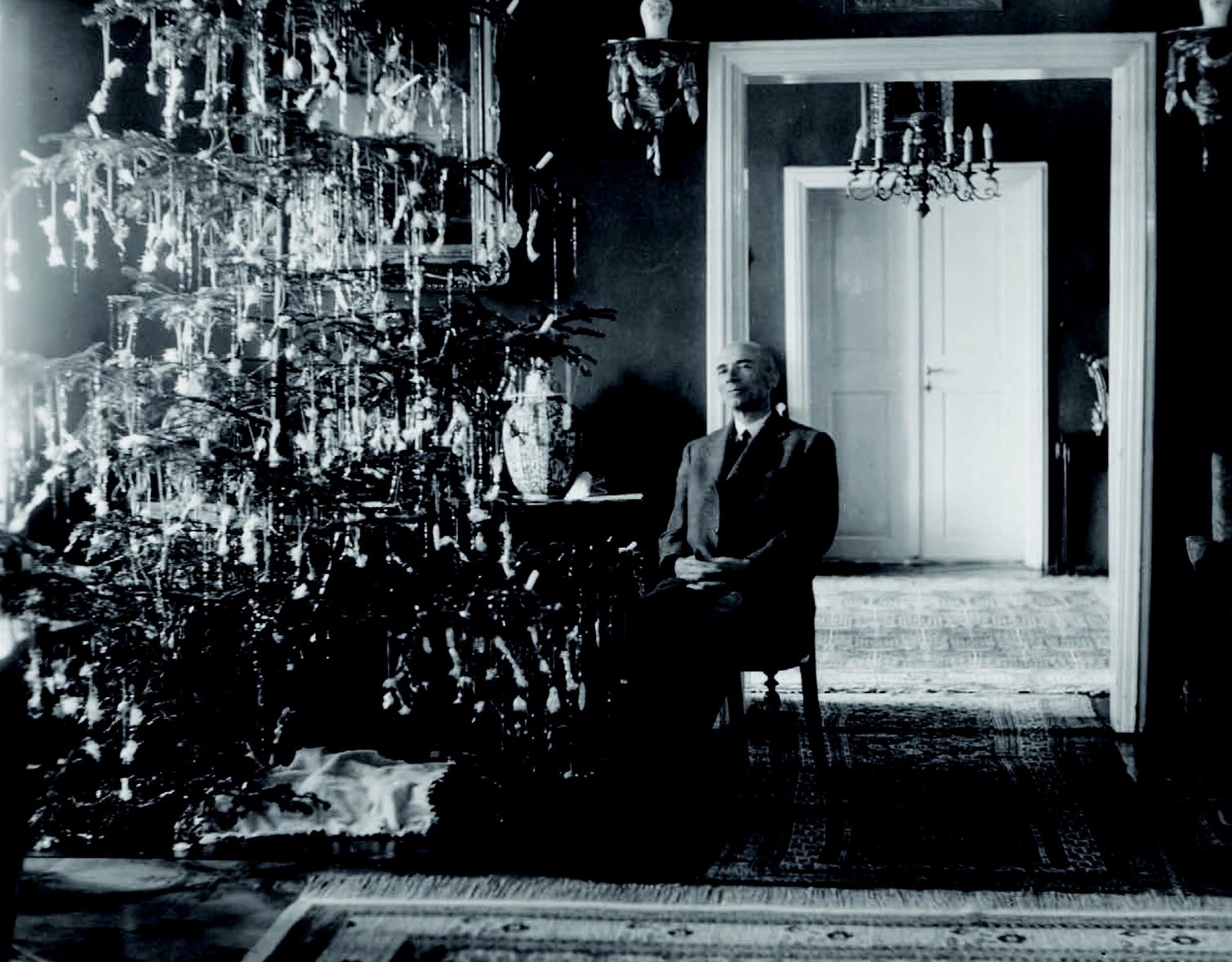 Vánoční stromek a&nbsp;prostřený stůl