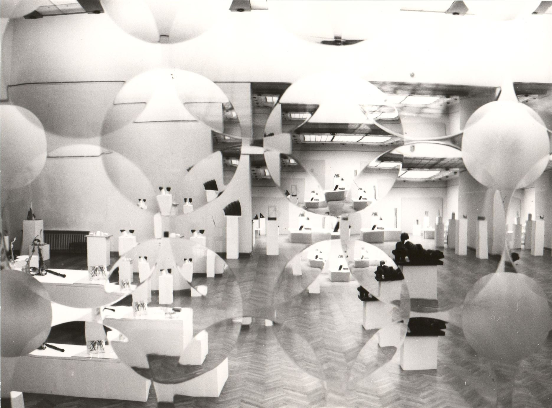 Skleněná plastika. Současná československá tvorba