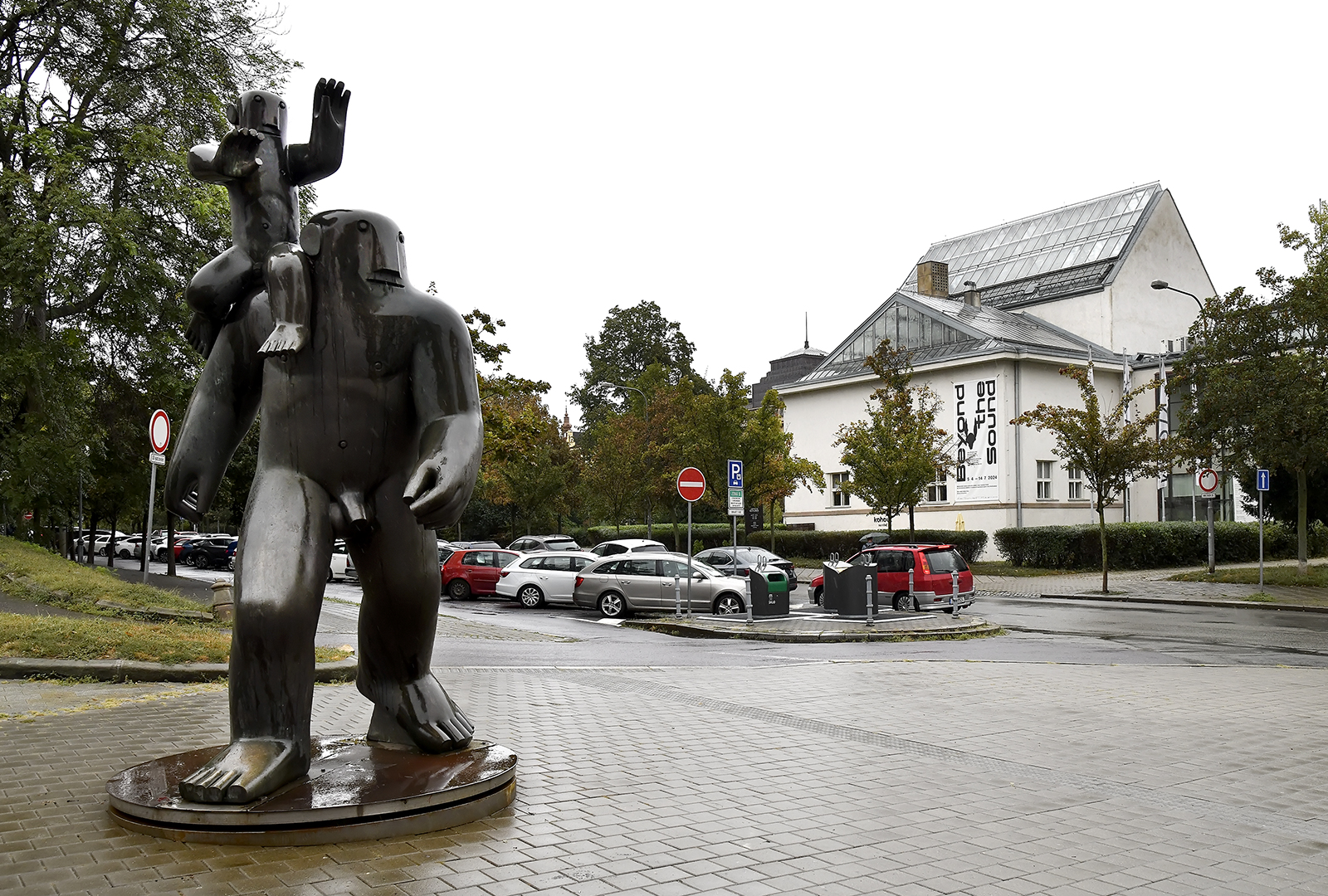 Procházka po sochařských realizacích Maria Kotrby v&nbsp;Brně