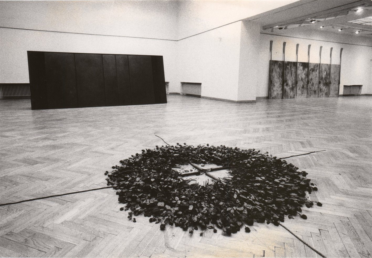 Ona B., Wolfgang Denk. Tmavé zrcadlo