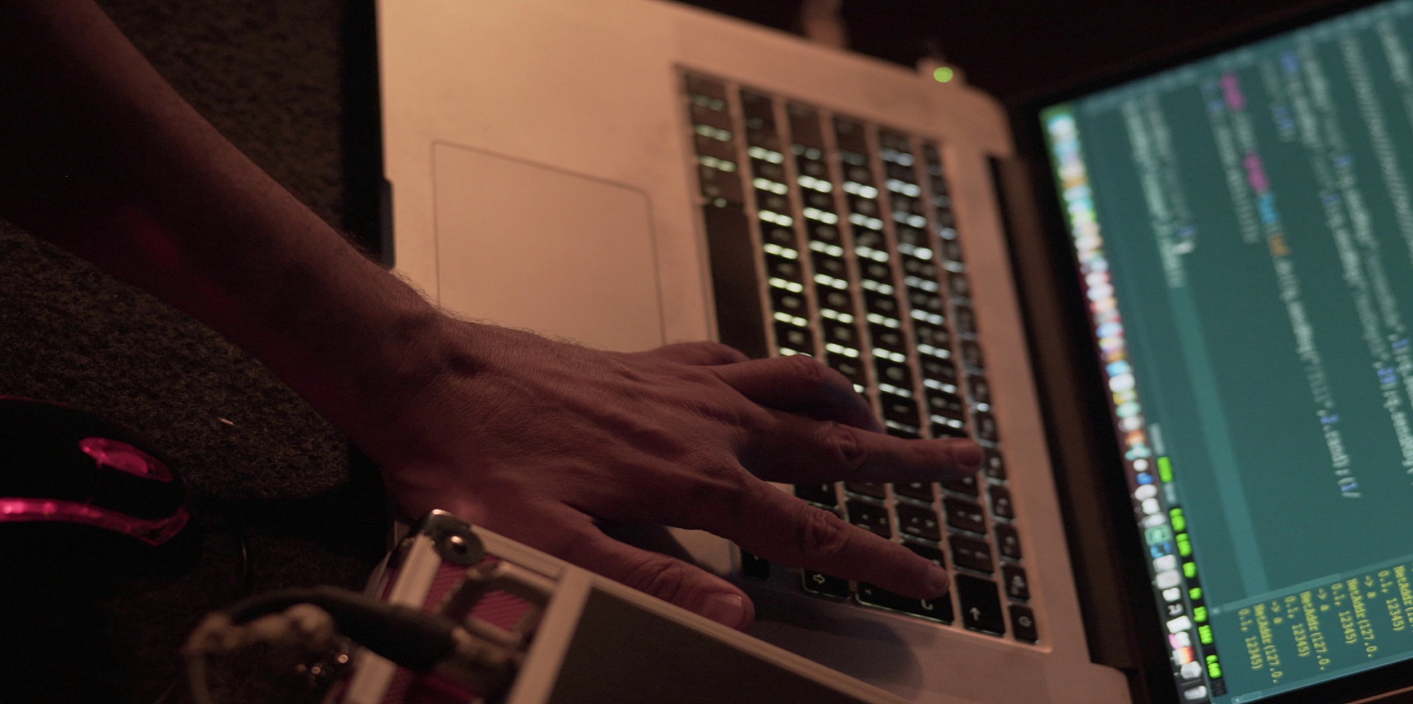 Luigi Tamagnini: Modulární živé kódování. Algoritmické ovládání modulárních syntezátorů se Supercolliderem