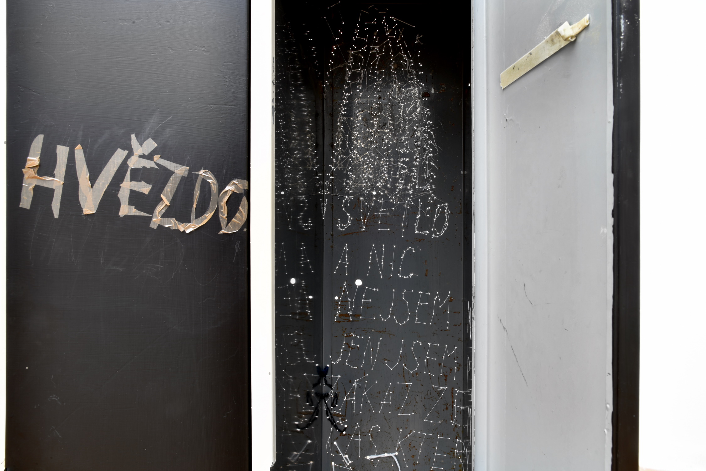 Tma, ze které si povídáme