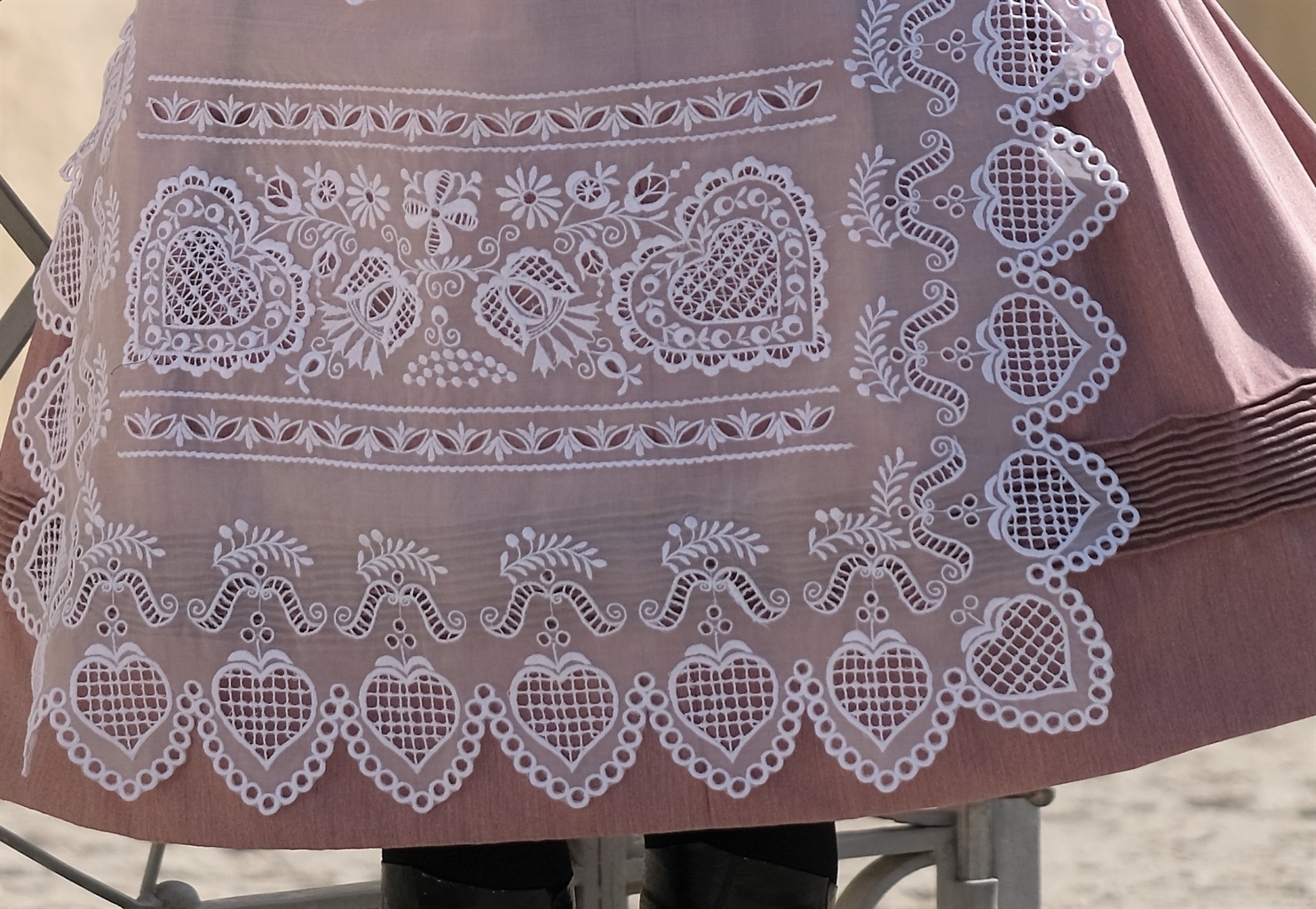 Dialog tradiční a&nbsp;moderní výšivky