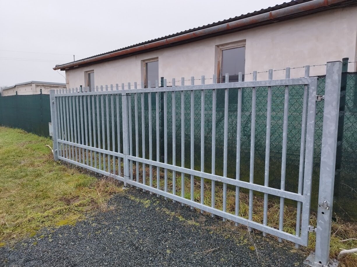 Dvoukřídlá ocelová brána 2×240 cm, výška 150 cm – žárový zinek