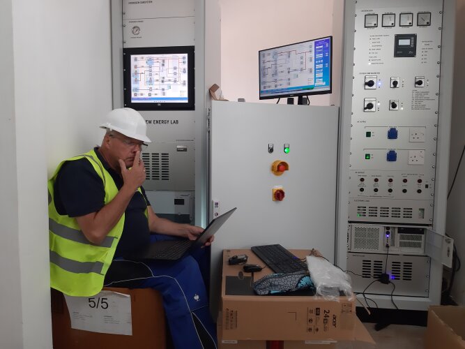 heliocentris-academia-nel-installation-bapco-bahrain1